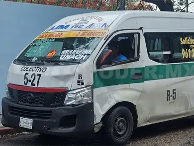 Embiste colectivo a motorista y lo manda al hospital Embiste colectivo a motorista y lo manda al hospital