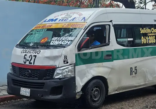 Embiste colectivo a motorista y lo manda al hospital Embiste colectivo a motorista y lo manda al hospital