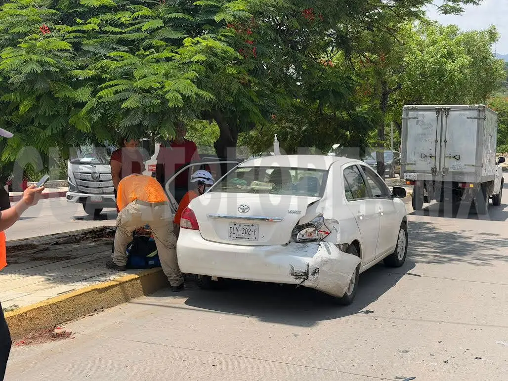 Colisión deja a mujer embarazada con golpes