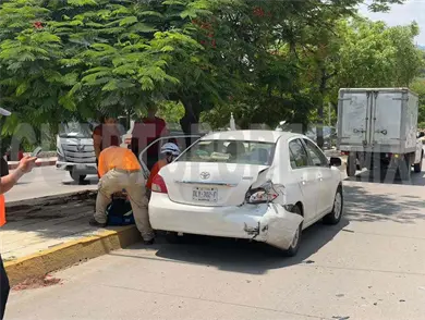 Colisi&oacute;n deja a mujer embarazada con golpes