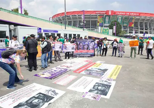 Madres protestan en el estadio de la CDMX Madres protestan en el estadio de la CDMX