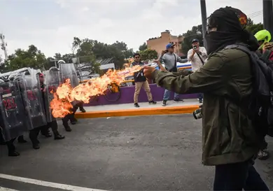 Encapuchados se enfrentan con policías Encapuchados se enfrentan con policías