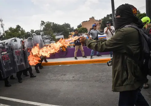 Encapuchados se enfrentan con policías Encapuchados se enfrentan con policías