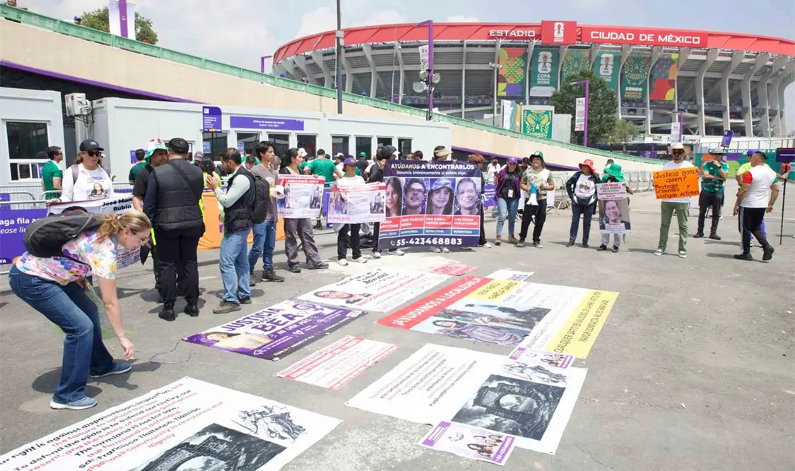 Madres y personas buscadoras se manifestaron durante la inauguración de la Copa Mundial de Futbol. El Universal
