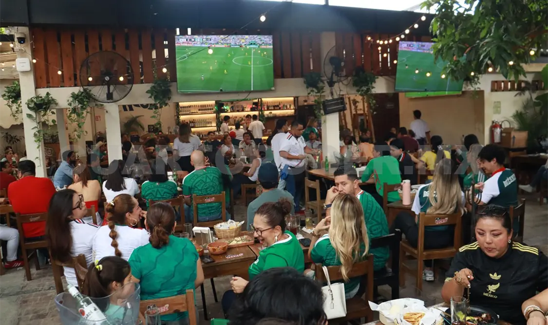 Tuxtlecos acudieron a restaurantes para ver el primer partido y apoyar a la selección mexicana. Samuel Meneses / CP