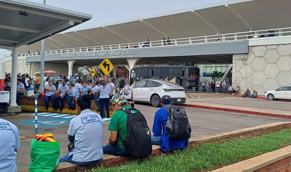 La terminal aérea Ángel Albino Corzo permaneció bloqueada desde las 5 de la mañana. CP