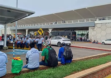 Media docena de vuelos afectados por bloqueo