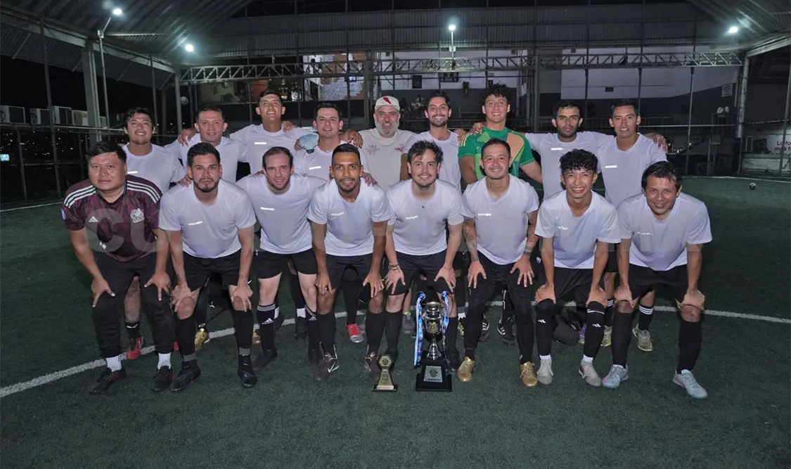 Integrantes de 14 de Marzo Grupo Constructor celebran la obtención del campeonato tras imponerse en la gran final del torneo nocturno libre. Alan Pola/CP
