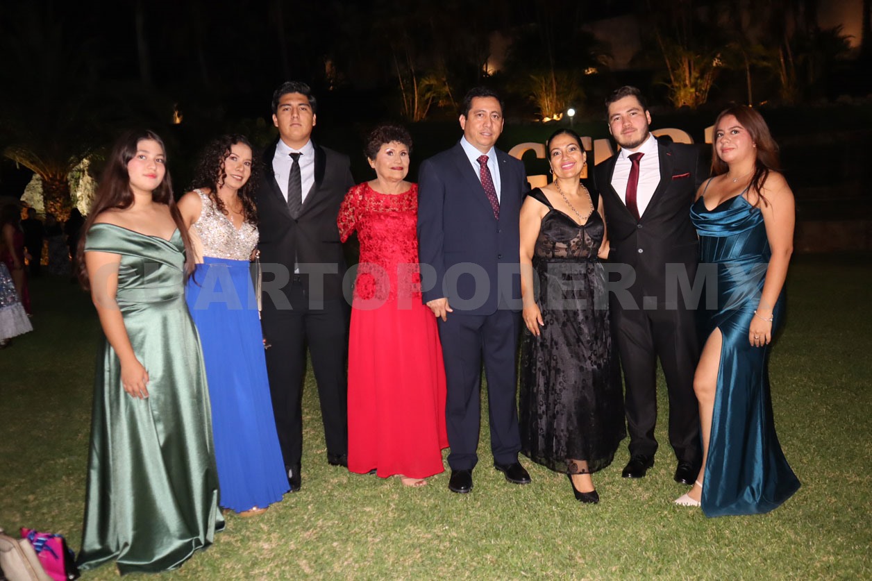La generación 23 lanza el birrete