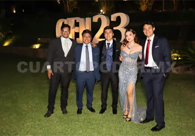 La generaci&oacute;n 23 lanza el birrete