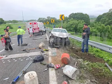 Brutal impacto de auto al perder el control