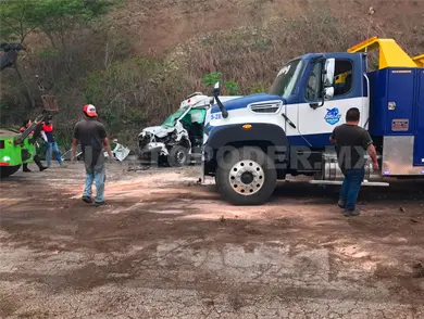Chofer queda prensado tras aparatoso choque Chofer queda prensado tras aparatoso choque