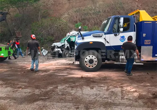Chofer queda prensado tras aparatoso choque Chofer queda prensado tras aparatoso choque