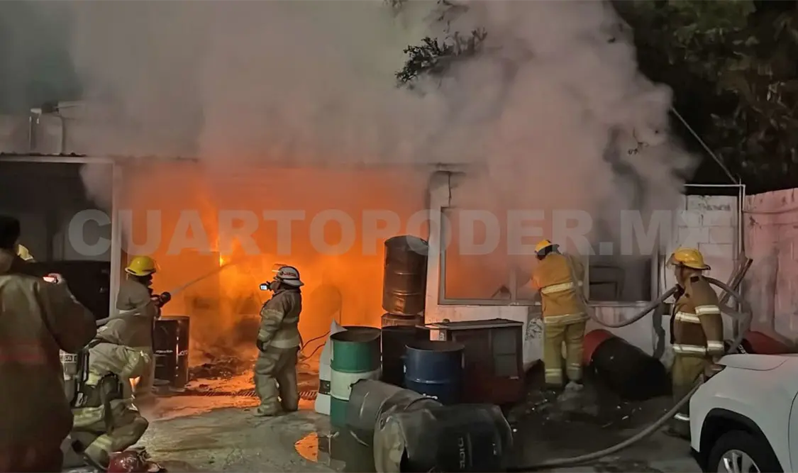 El fuego se salió de control rápidamente debido a los productos inflamables. Ulises Villalobos / CP