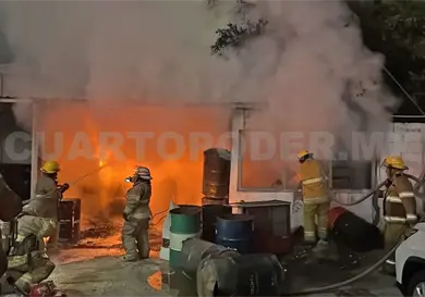 Arde bodega de autos en colonia Las Arboledas Arde bodega de autos en colonia Las Arboledas