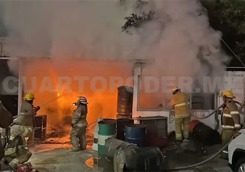 Arde bodega de autos en colonia Las Arboledas Arde bodega de autos en colonia Las Arboledas