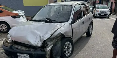 Pick up se estampa contra un compacto Pick up se estampa contra un compacto