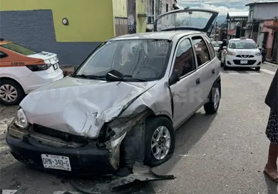 Pick up se estampa contra un compacto Pick up se estampa contra un compacto
