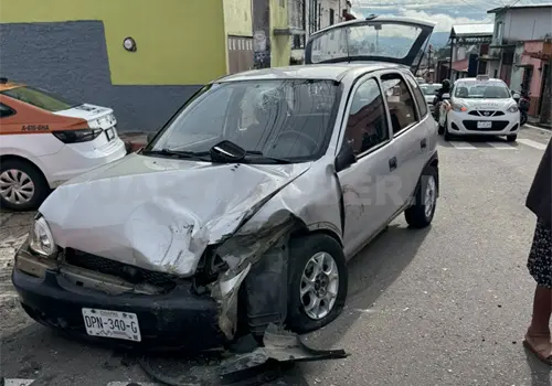 Pick up se estampa contra un compacto Pick up se estampa contra un compacto