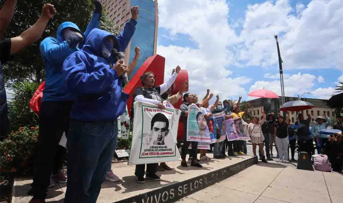 Normalistas bloquean autopista