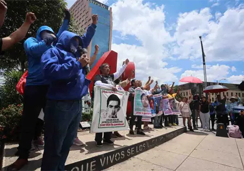 Normalistas bloquean autopista Normalistas bloquean autopista