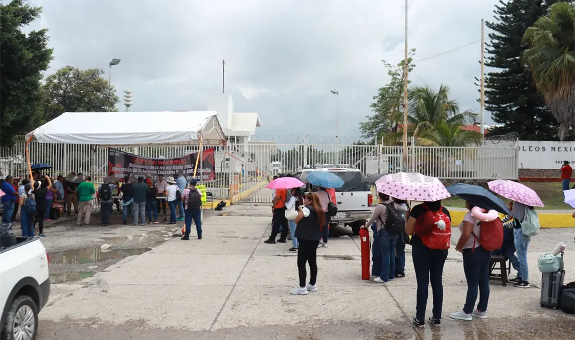 Las y los docentes comenzaron a retirarse a la una de la tarde, dejando despejado Pemex. Samuel Meneses / CP