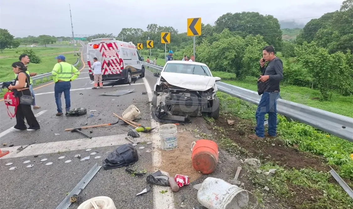 El automóvil quedó con severos daños luego del percance registrado sobre la carretera Costera. Jesús Cruz / CP