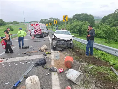 Brutal impacto de auto al perder el control Brutal impacto de auto al perder el control