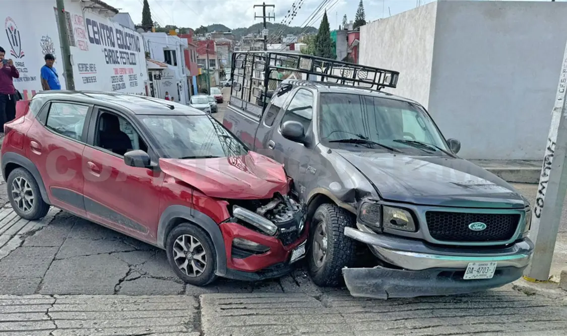 La aparatosa colisión se dio porque la Ford F150 se pasó el alto obligatorio en la intersección de calles. Juan Orel / CP