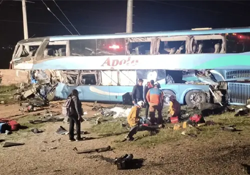 Choque entre camión y tráiler deja 6 muertos Choque entre camión y tráiler deja 6 muertos