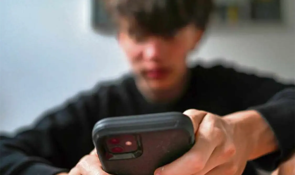 Hoy la trata de personas en agravio de niñas, niños y adolescentes se incuba, acelera y ejecuta también desde pantallas, perfiles falsos y chats privados. Cortesía