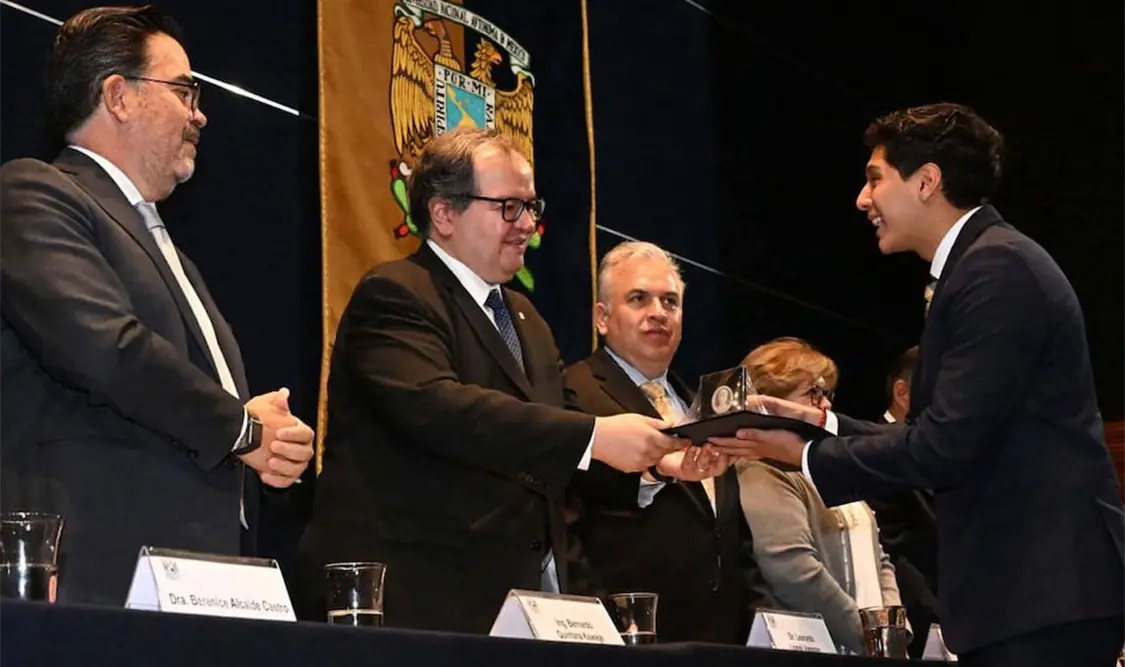 Rector de la UNAM, Leonardo Lomelí Vanegas, entrega Premio Ingeniero Bernardo Quintana Arrioja. Cortesía