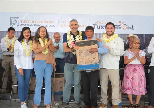 Entregan mil bombas aspersoras a campesinos