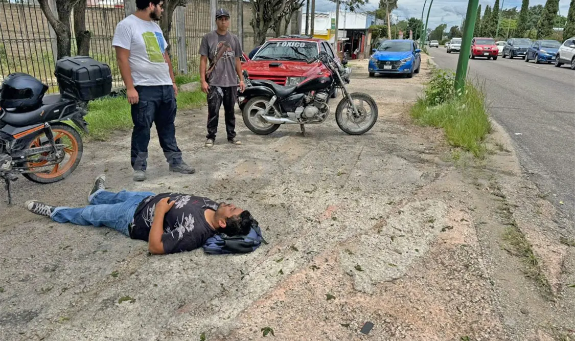 La llanta trasera de pronto falló y el motorista perdió el control. Juan Orel / CP