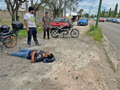 Motociclista derrapa en bulevar y se lesiona Motociclista derrapa en bulevar y se lesiona