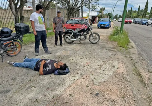 Motociclista derrapa en bulevar y se lesiona Motociclista derrapa en bulevar y se lesiona