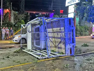 Vuelca camioneta y deja a pasajero grave Vuelca camioneta y deja a pasajero grave
