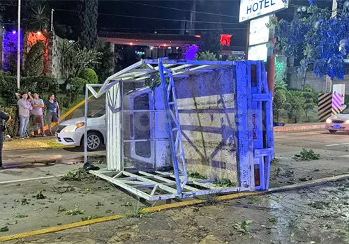 Vuelca camioneta y deja a pasajero grave Vuelca camioneta y deja a pasajero grave