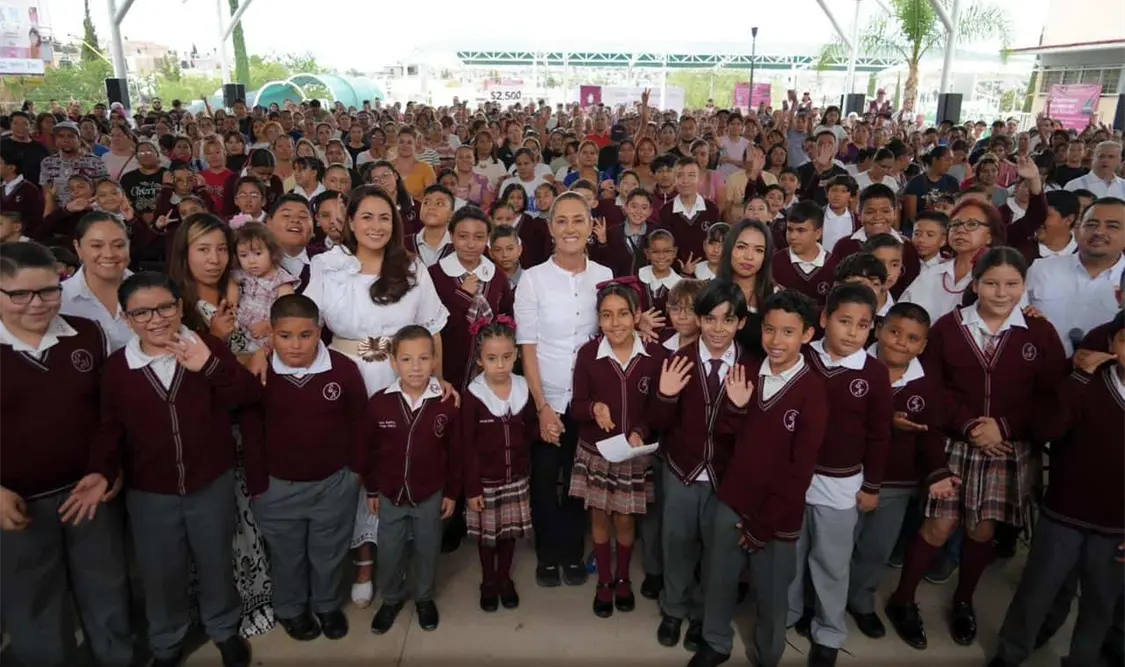La presidenta entregó la beca Rita Cetina para el apoyo a estudiantes. Cortesía