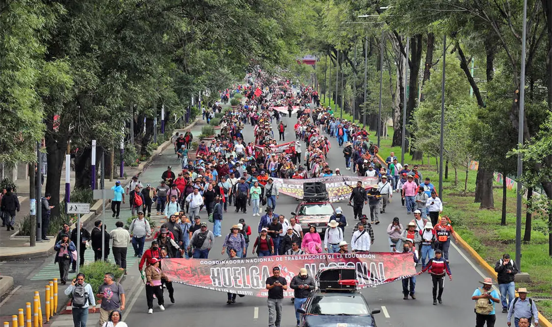 CNTE mantiene huelga nacional y plantón en Zócalo