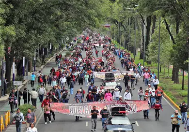 CNTE mantiene huelga nacional y plantón en Zócalo CNTE mantiene huelga nacional y plantón en Zócalo