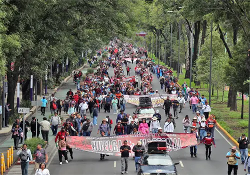 CNTE mantiene huelga nacional y plantón en Zócalo CNTE mantiene huelga nacional y plantón en Zócalo