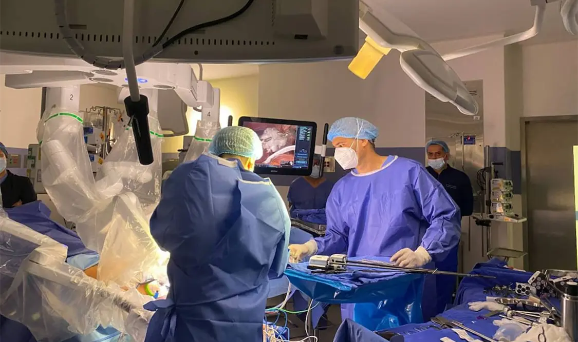 Realizan primer trasplante hepático con cirugía robótica