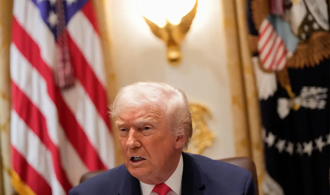 Trump anuncia acuerdo de paz con Irán; abren Ormuz