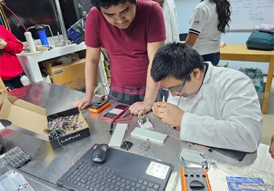 Reconocen a estudiantes por detector de partículas Reconocen a estudiantes por detector de partículas