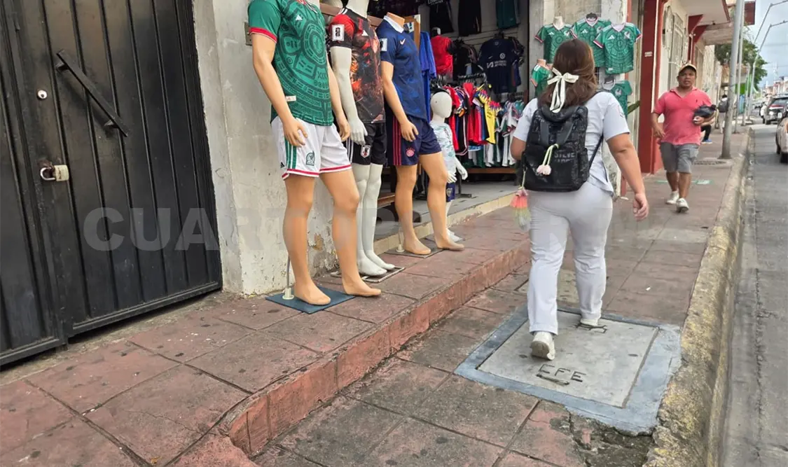 El inicio de la fista futbolera reactivó las ventas para comerciante de playeras y artículos deportivos. Ramón García / CP
