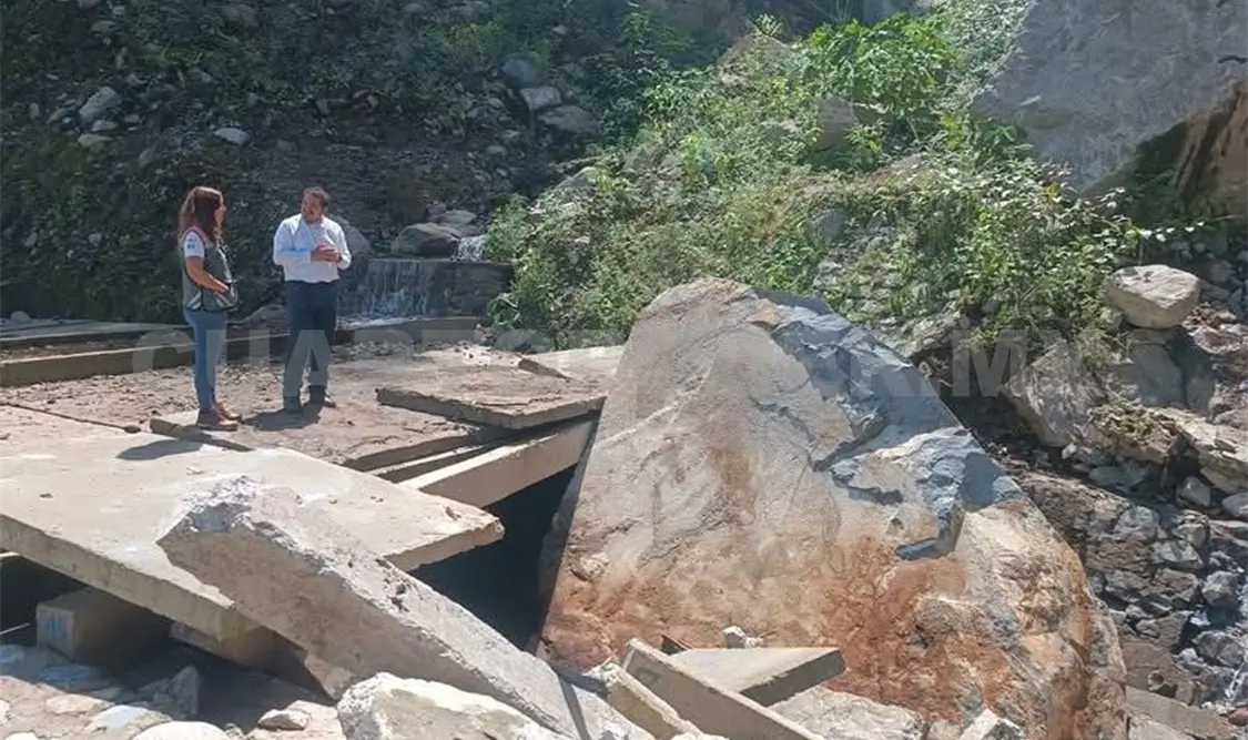 Aspecto del tamaño de las piedras que cayeron sobre la infraestructura. Rafael Victorio / CP
