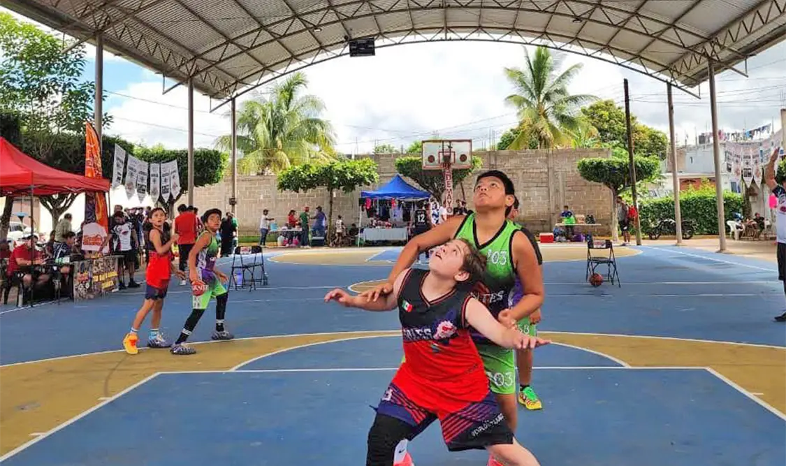 Integrantes de Academia Gigantes celebraron una sobresaliente actuación en el Campeonato Estatal Ademeba Chiapas 3x3. Cortesía