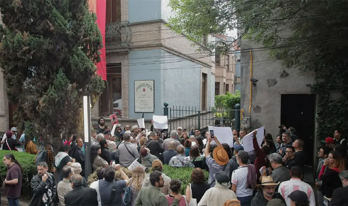 Durante la manifestación se hicieron lecturas de varios escritores. Cortesía