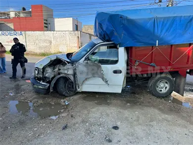 Dos menores heridos al colisionar contra poste Dos menores heridos al colisionar contra poste